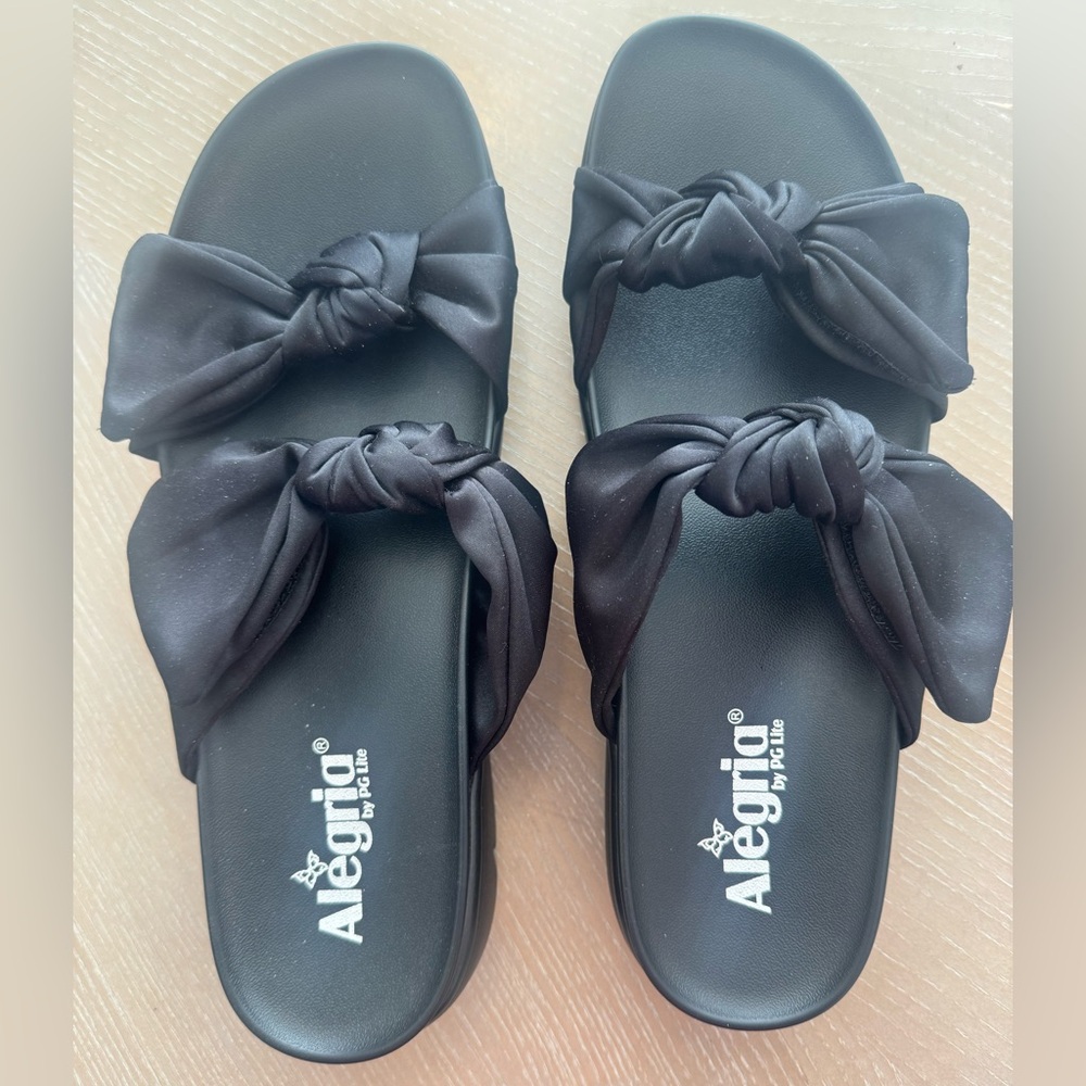Alegria Women's Black Knotted Sandals